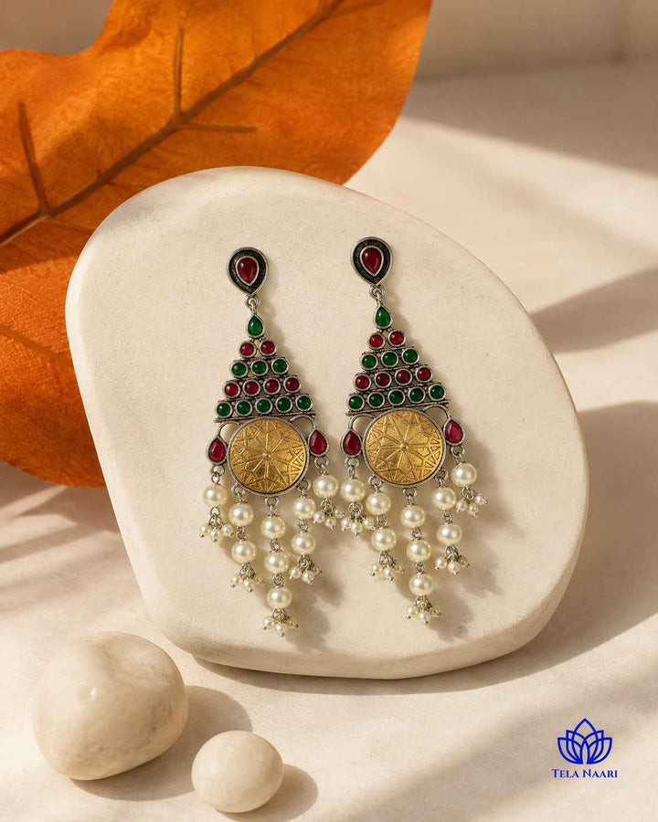 Amber and cool tones combine across this earring&