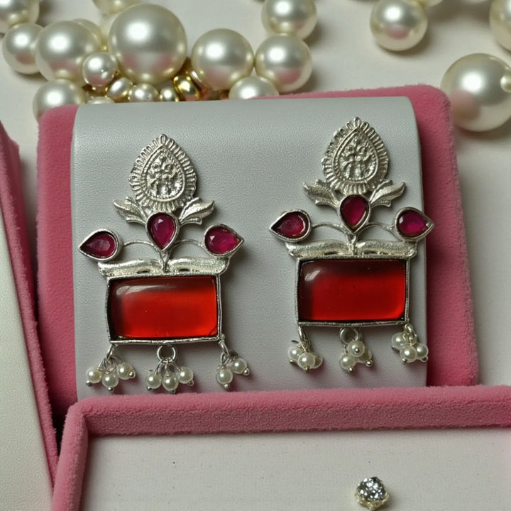 Black accent brings colour to this oxidised pearl earring.