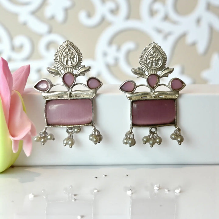 Rich oxidised patina gives this pearl earring its antique charm.
