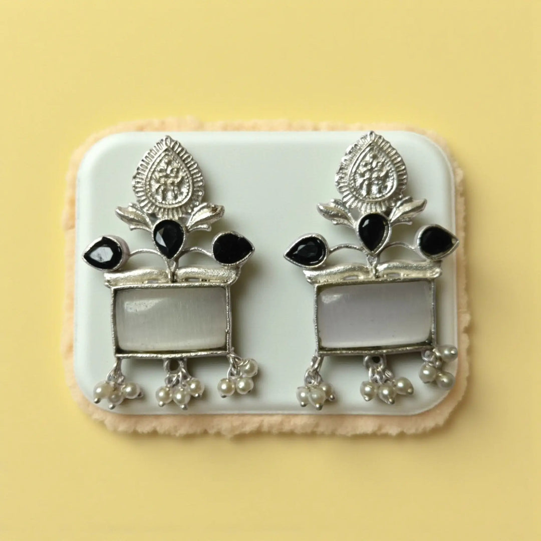 Off-white tone highlights the oxidised finish of this earring.