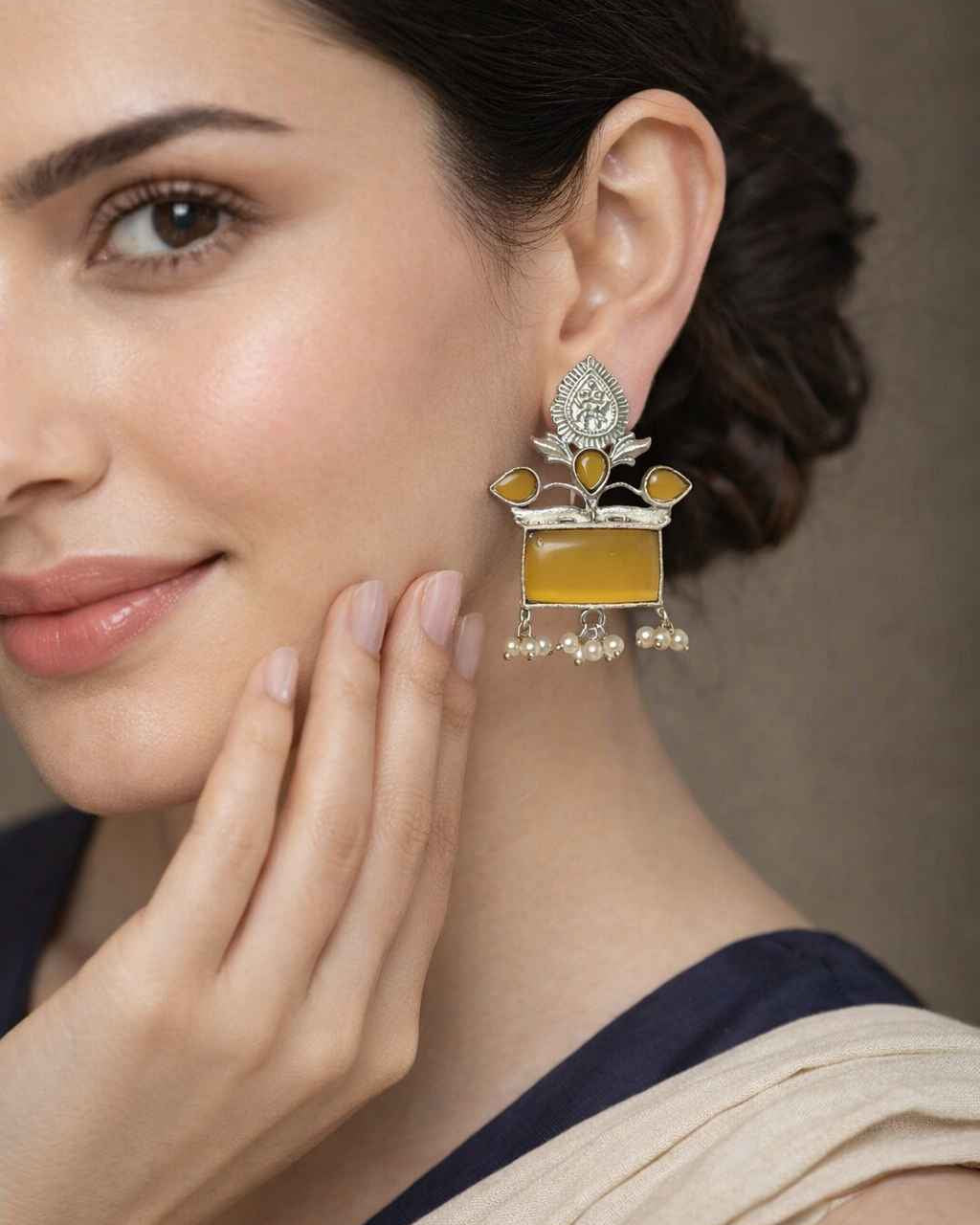 Oxidised texture highlights the antique silhouette of this earring.