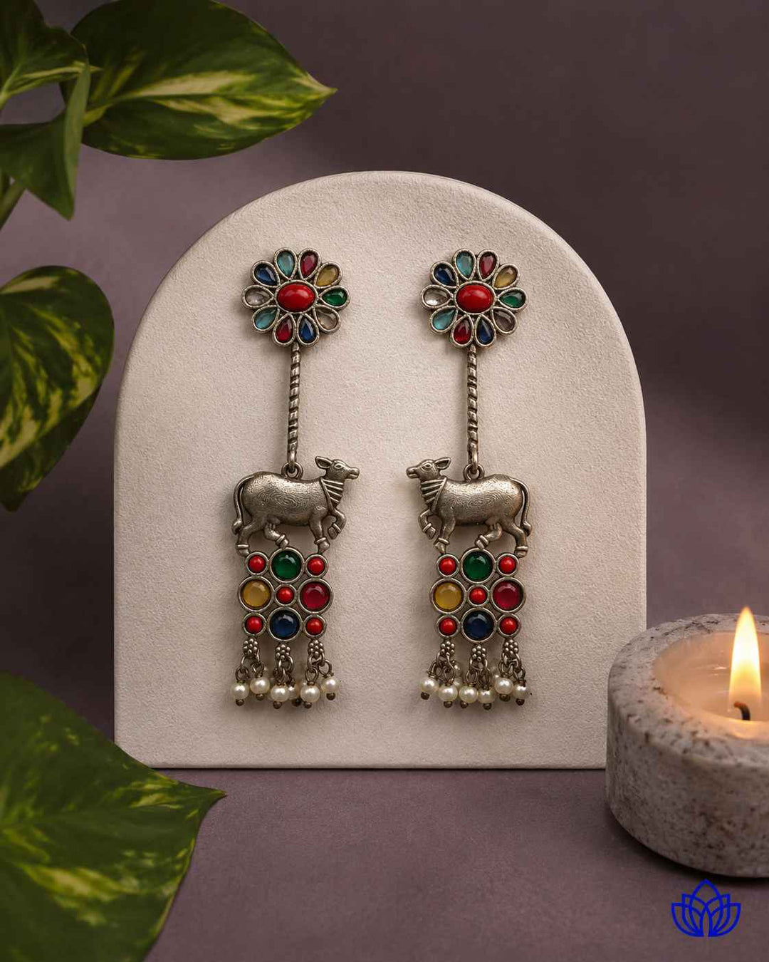 Ethnic craftsmanship shapes the Nandi silhouette of this earring.