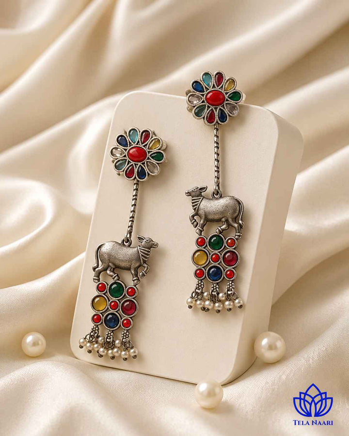 Folk-inspired Nandi motif shapes the silhouette of this earring.