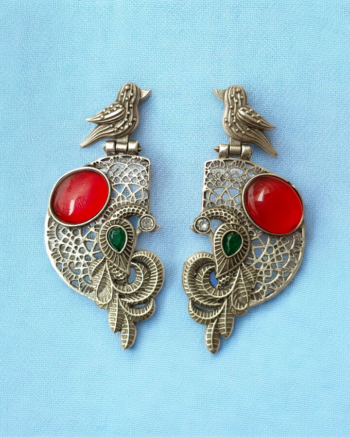 Nature-inspired detailing highlights the earring&