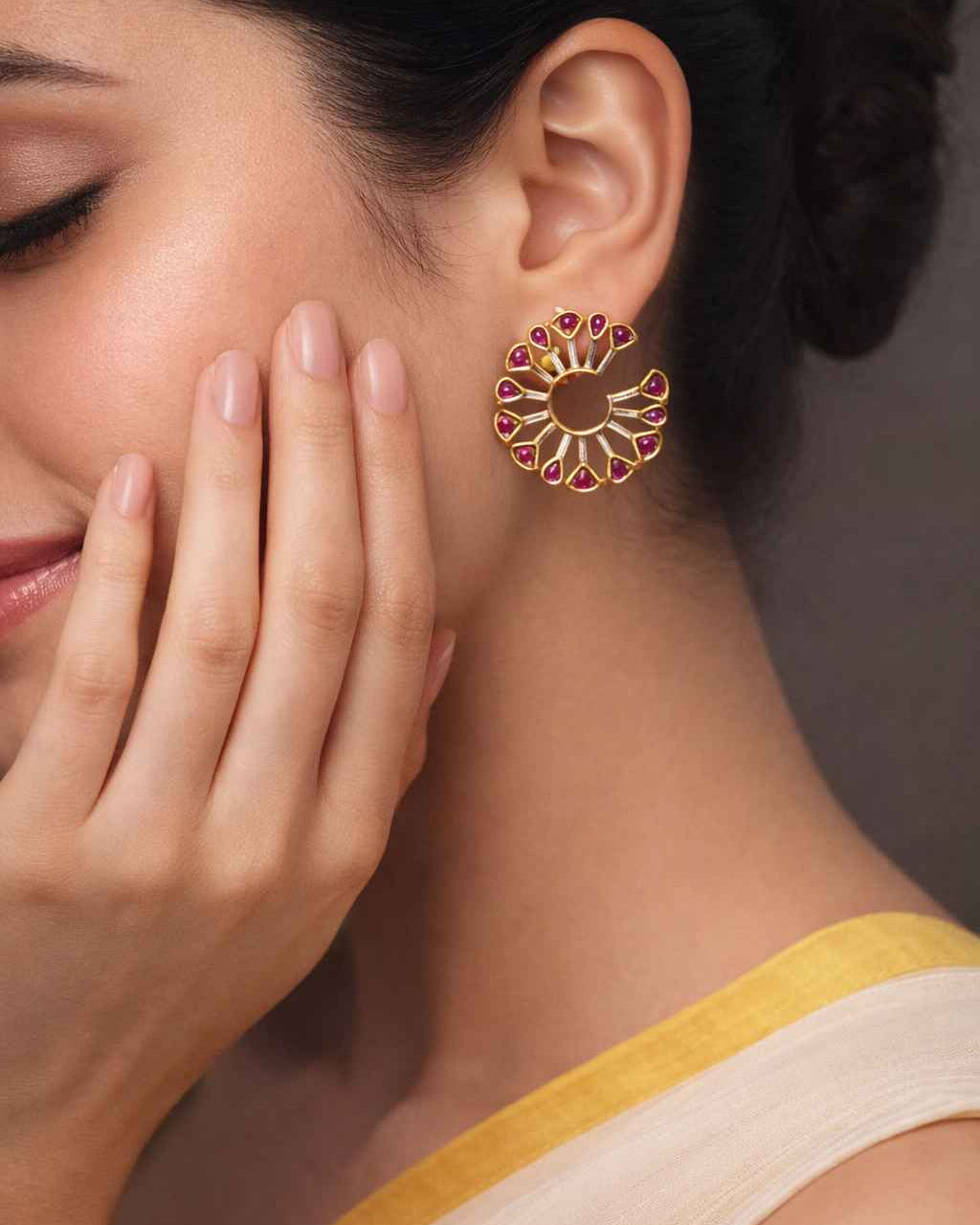 Multicolour tones highlight the dual-tone plating of this earring.