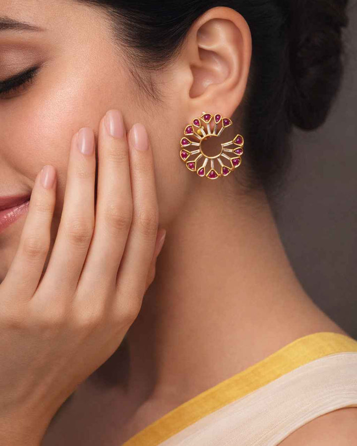 Multicolour tones highlight the dual-tone plating of this earring.