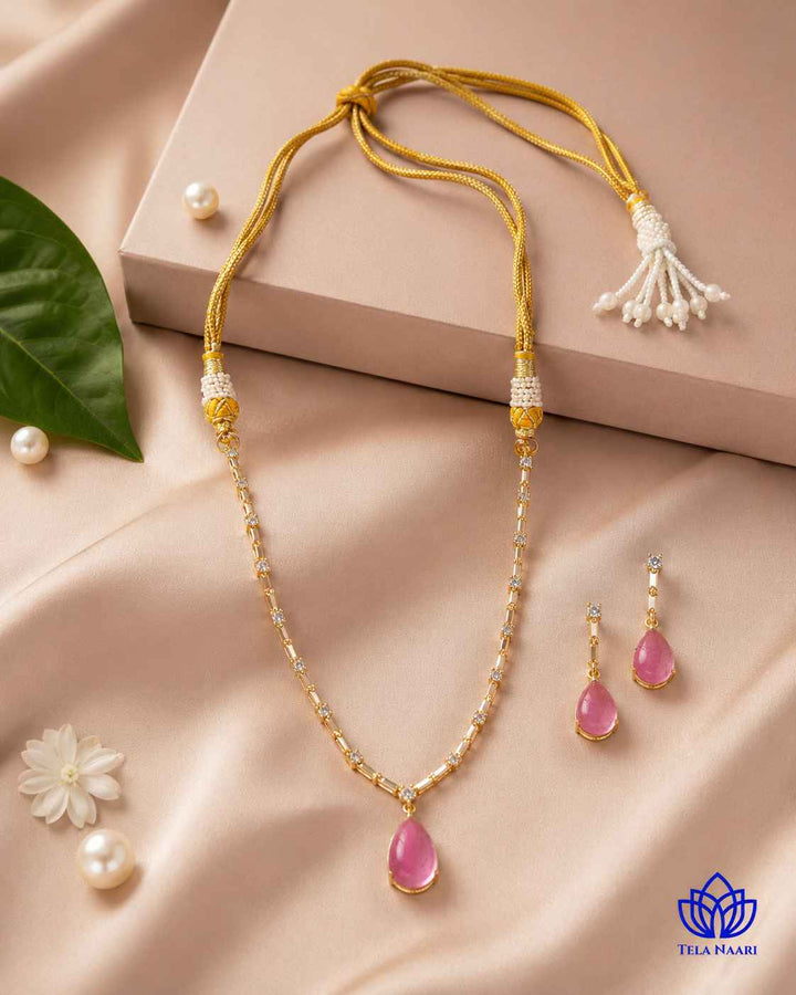 Everyday elegance defines the silhouette of this necklace set.