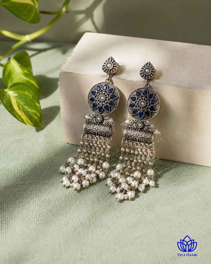 Stone detailing decorates the centre of this blue teardrop earring.