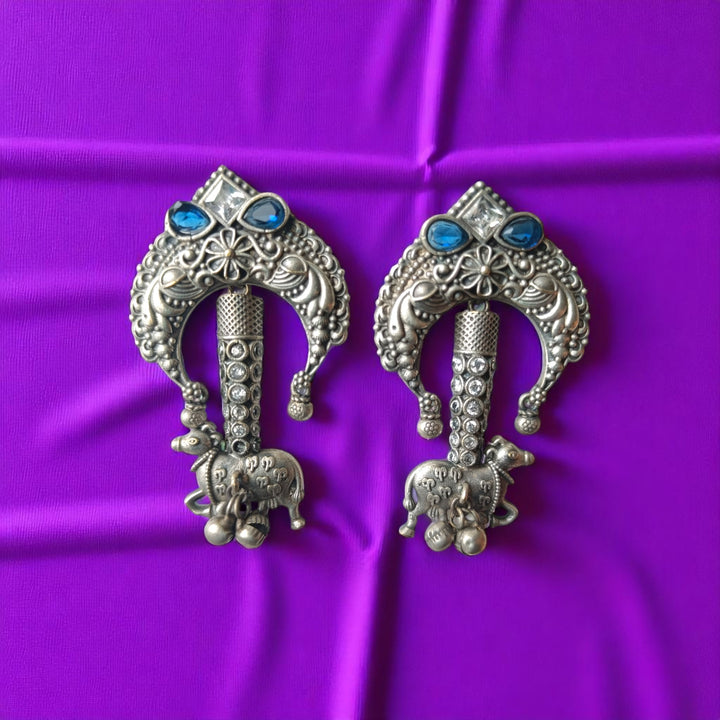 Handcrafted detailing defines the tribal tusk silhouette of this earring.
