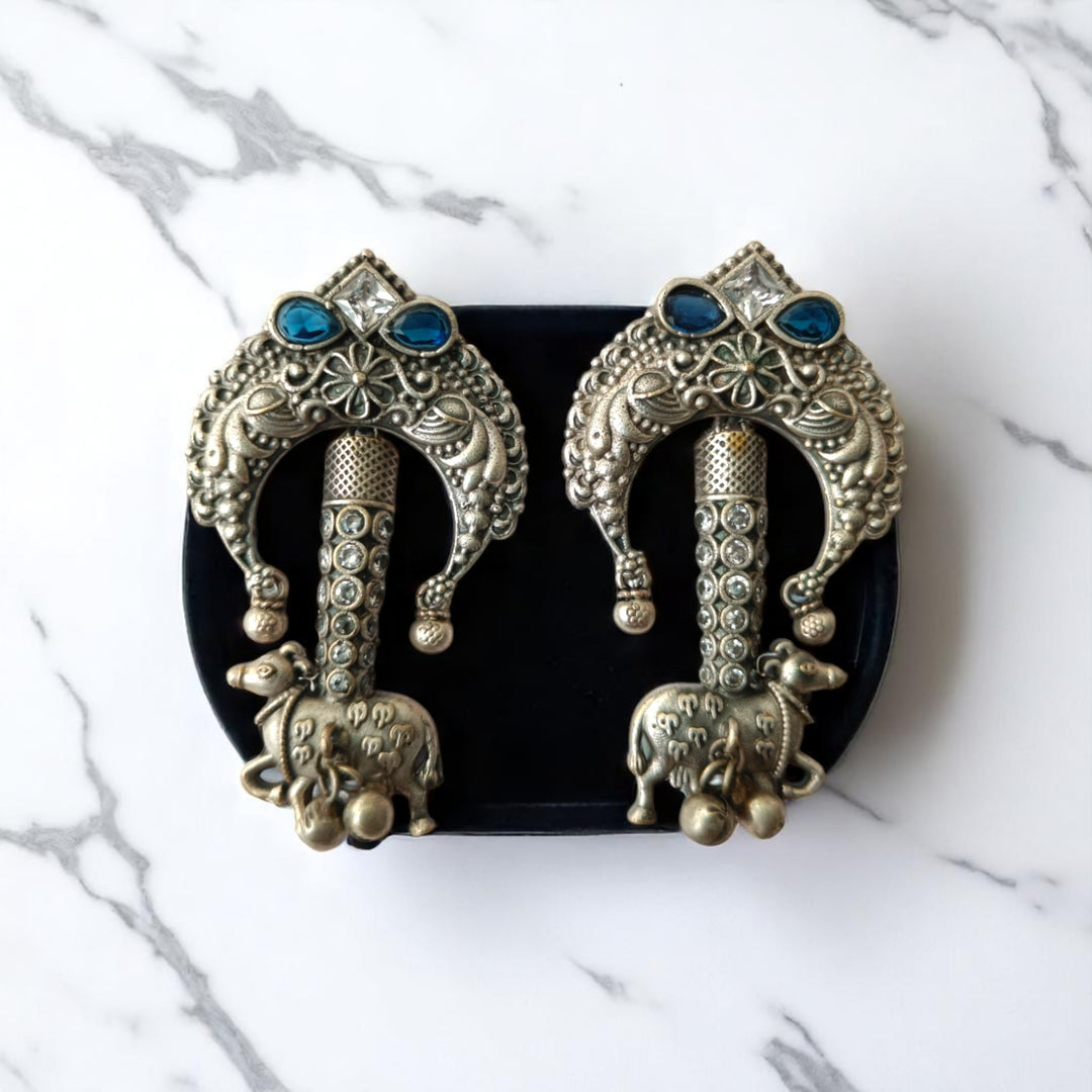 Tribal tusk motif shapes the bold silhouette of this earring.