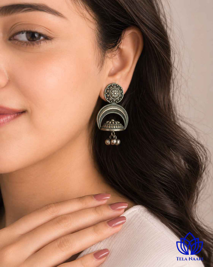 Fashioned with a floral motif, this Tela Naari earring weighs 22 grams.