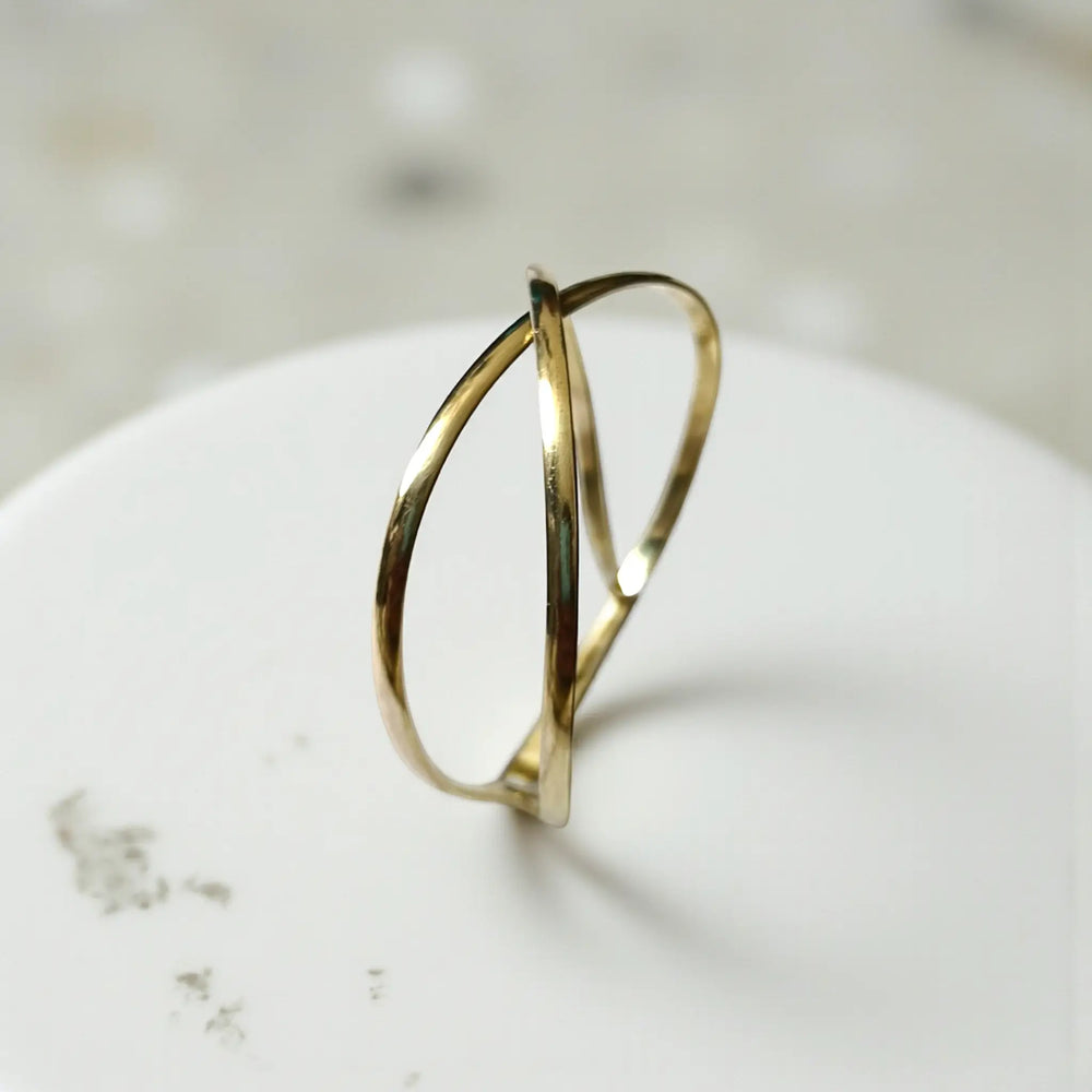 Luxury Sovereign Curve hand bracelet for women featuring anti-tarnish coating and premium sculptural curves
