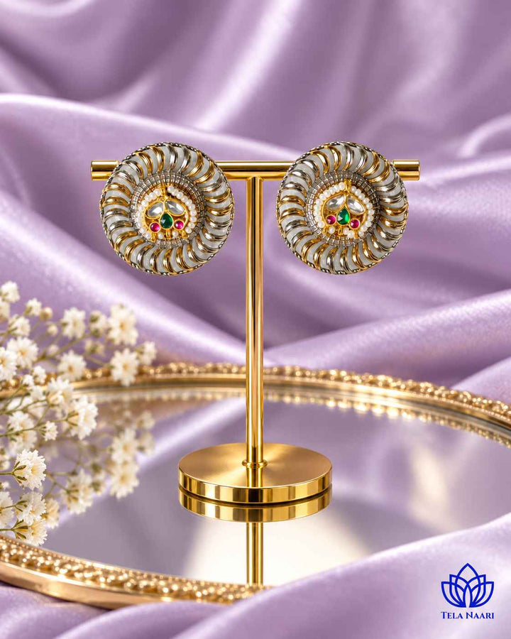 Artificial stone detailing highlights the centre of this stud.