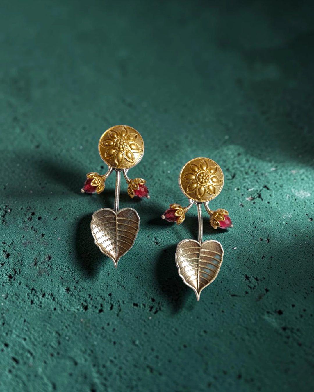 Leaf-shaped detailing complements the sunburst design in brass dual-tone plating.