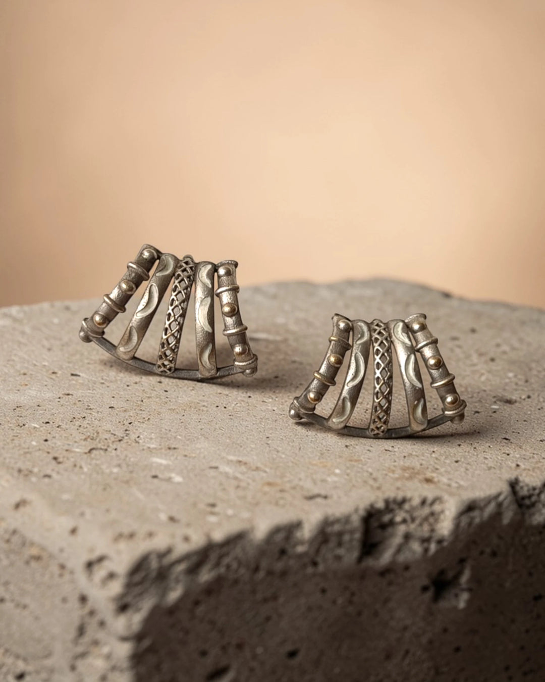 Vintage-inspired cage detailing frames this geometric stud earring.
