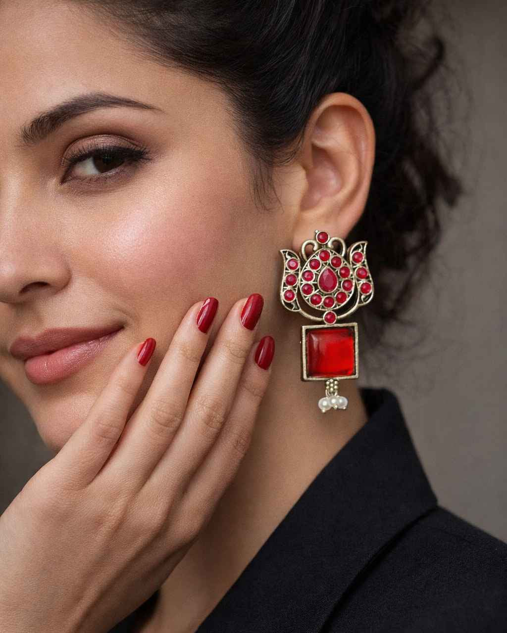 Multicolour detailing brings festive charm to this oxidised earring.