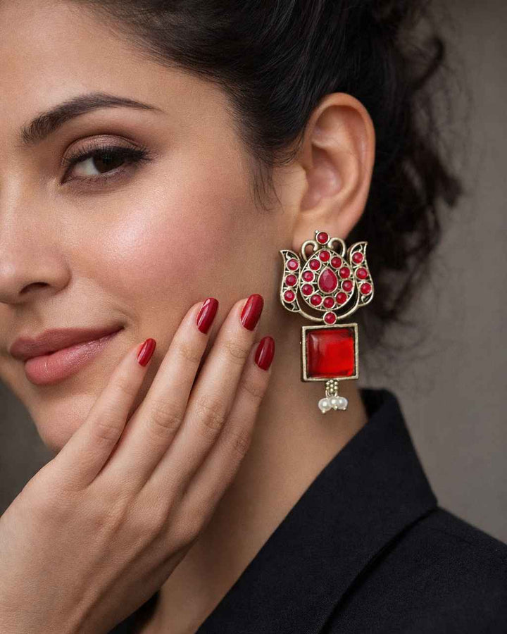 Multicolour detailing brings festive charm to this oxidised earring.