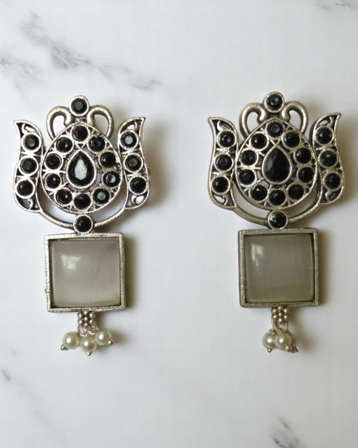 Off-white tone highlights the oxidised finish of this earring.