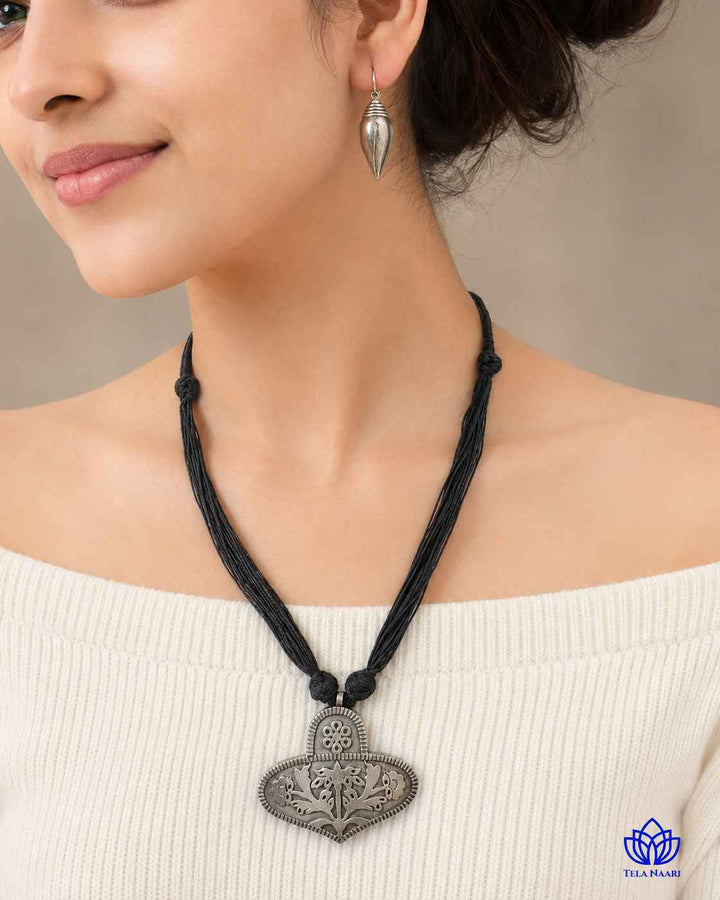 Balanced 35g build suits comfortable wear of this necklace set.