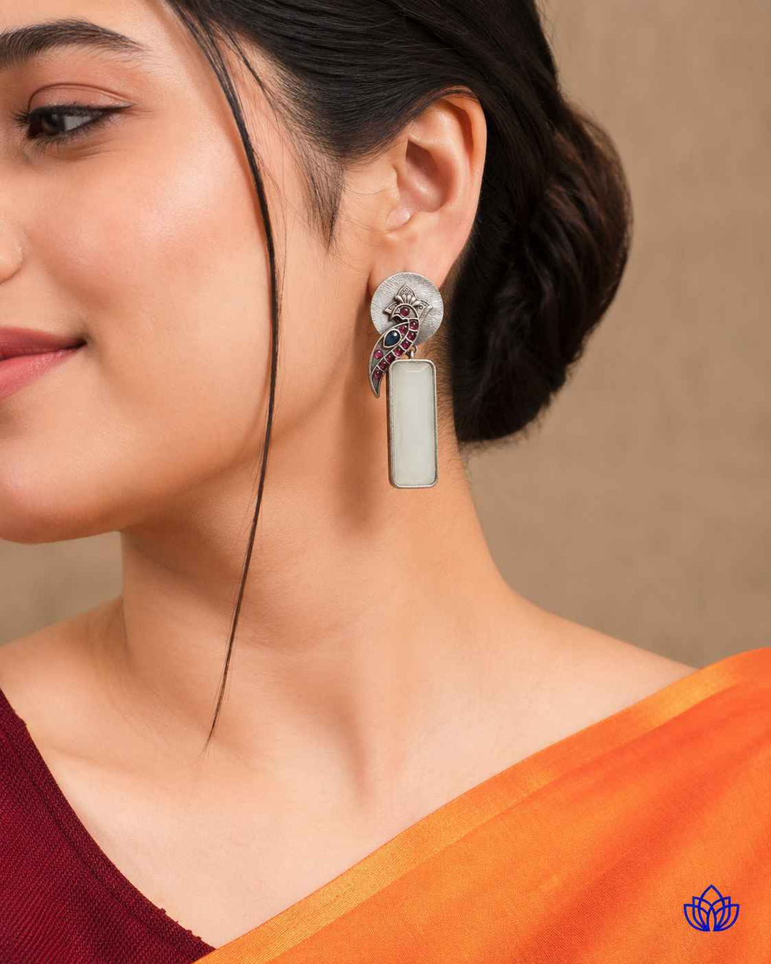 Pristine white detailing decorates the surface of this earring.