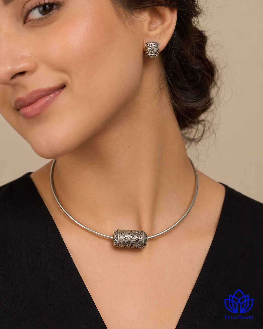 Comfortable fit defines the open choker design of this set.