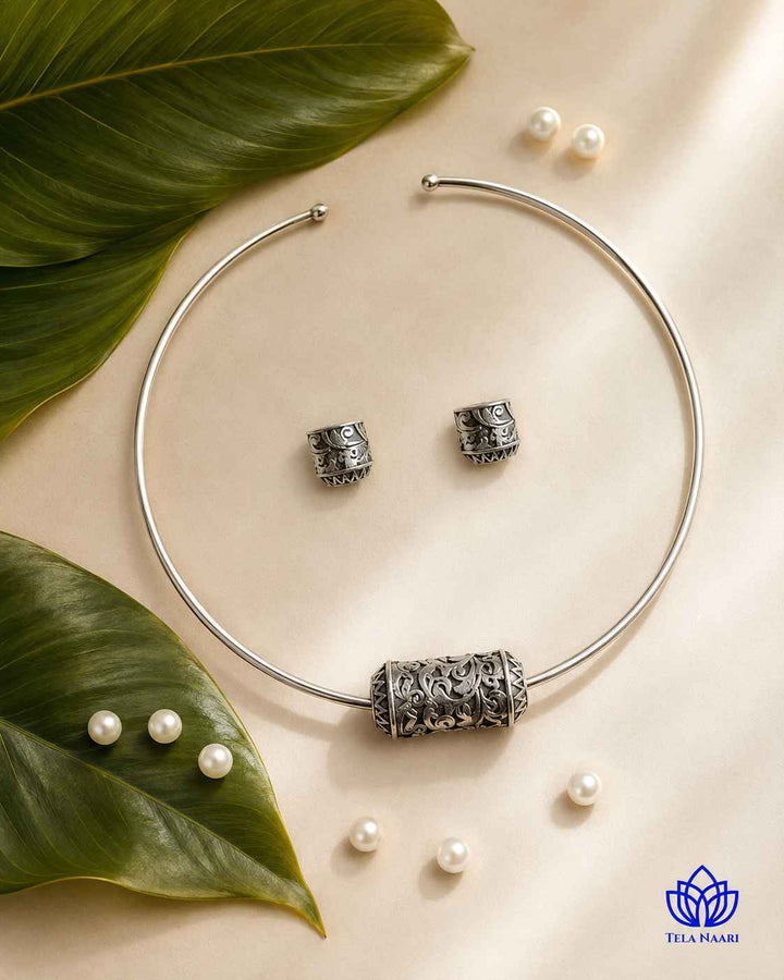 Minimalist design decorates the surface of this choker necklace.