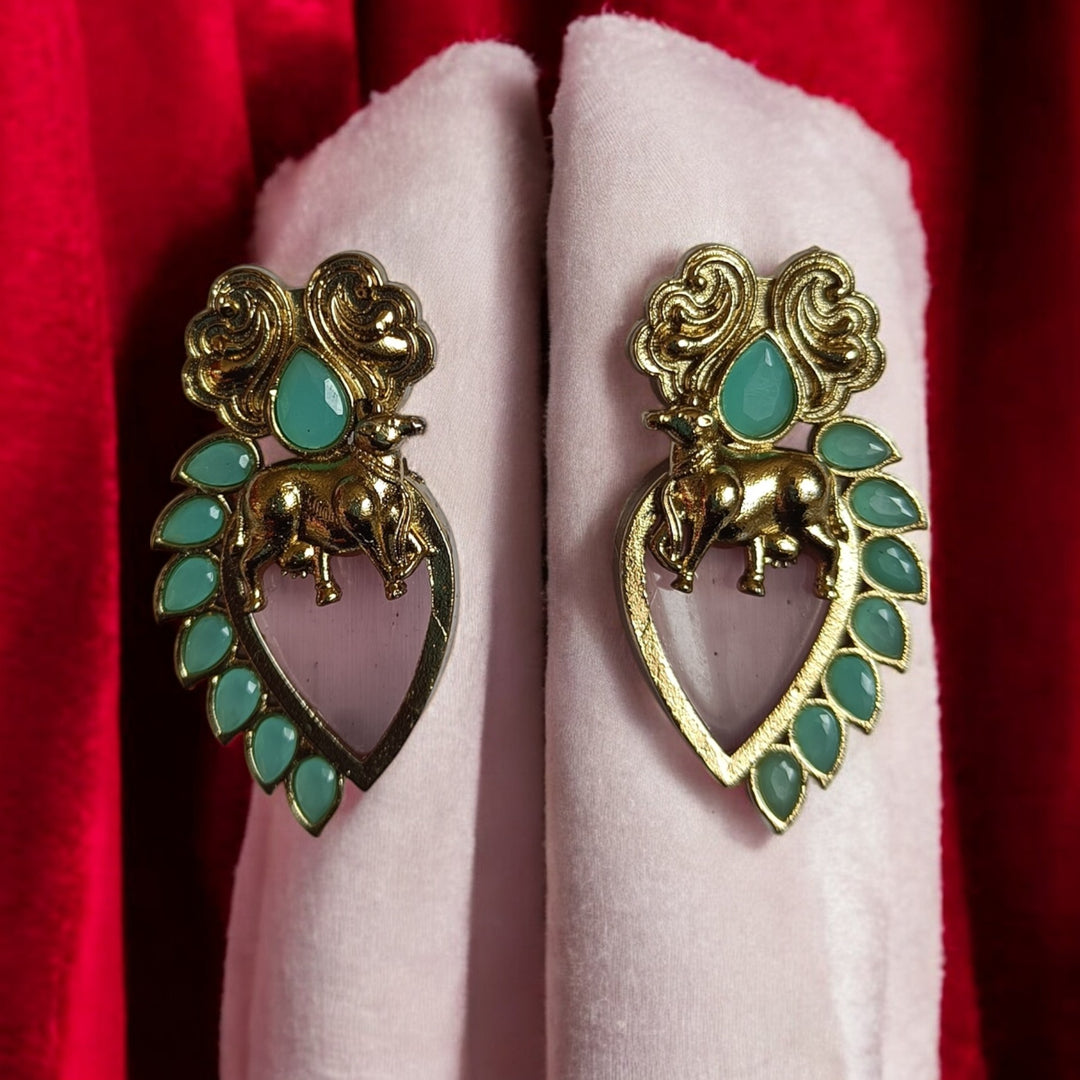 Artificial stone accents highlight the centre of this stud earring.