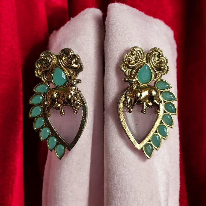 Artificial stone accents highlight the centre of this stud earring.