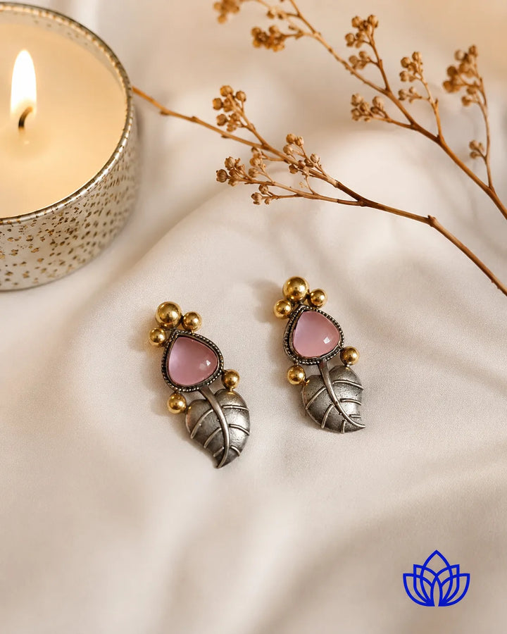 Lightweight build makes this leaf stud comfortable for daily wear.