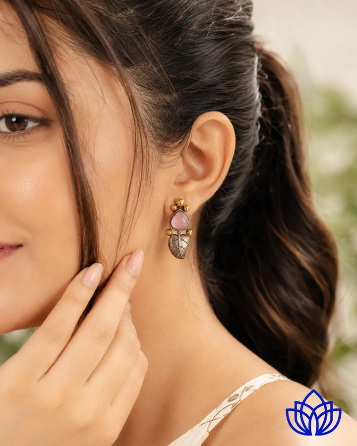 Timeless leaf silhouette pairs with a subtle pop of colour.