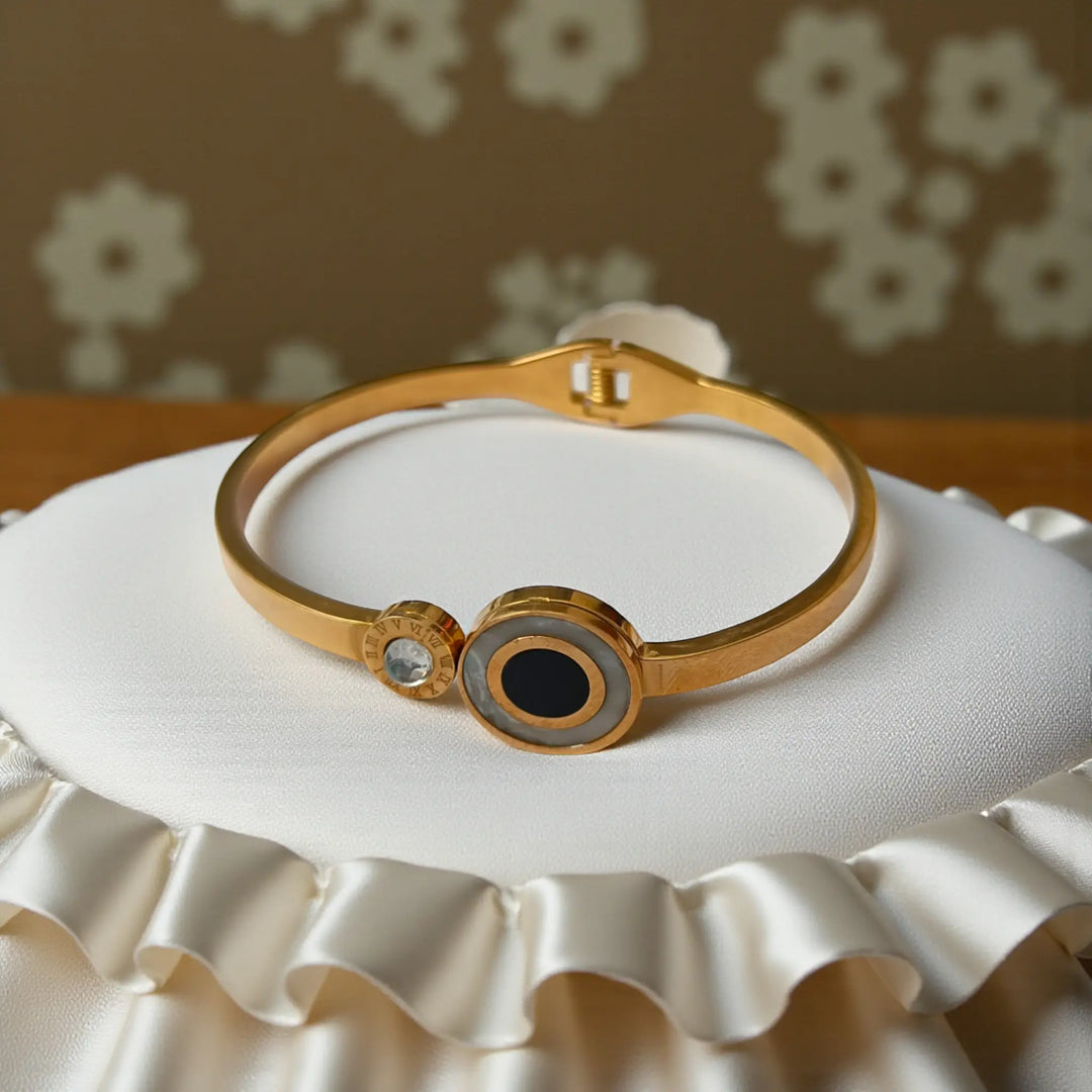 Elegant anti-tarnish dual circle hand bracelet for women symbolizing love and timeless connection
