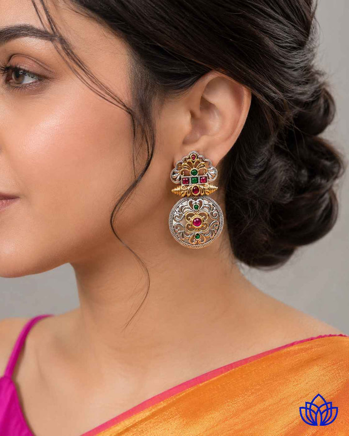 Dual-tone silver oxidised finish brings depth to this round design.