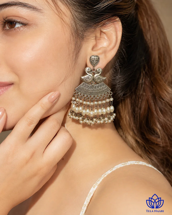 Polished surface highlights the duck silhouette of this earring.