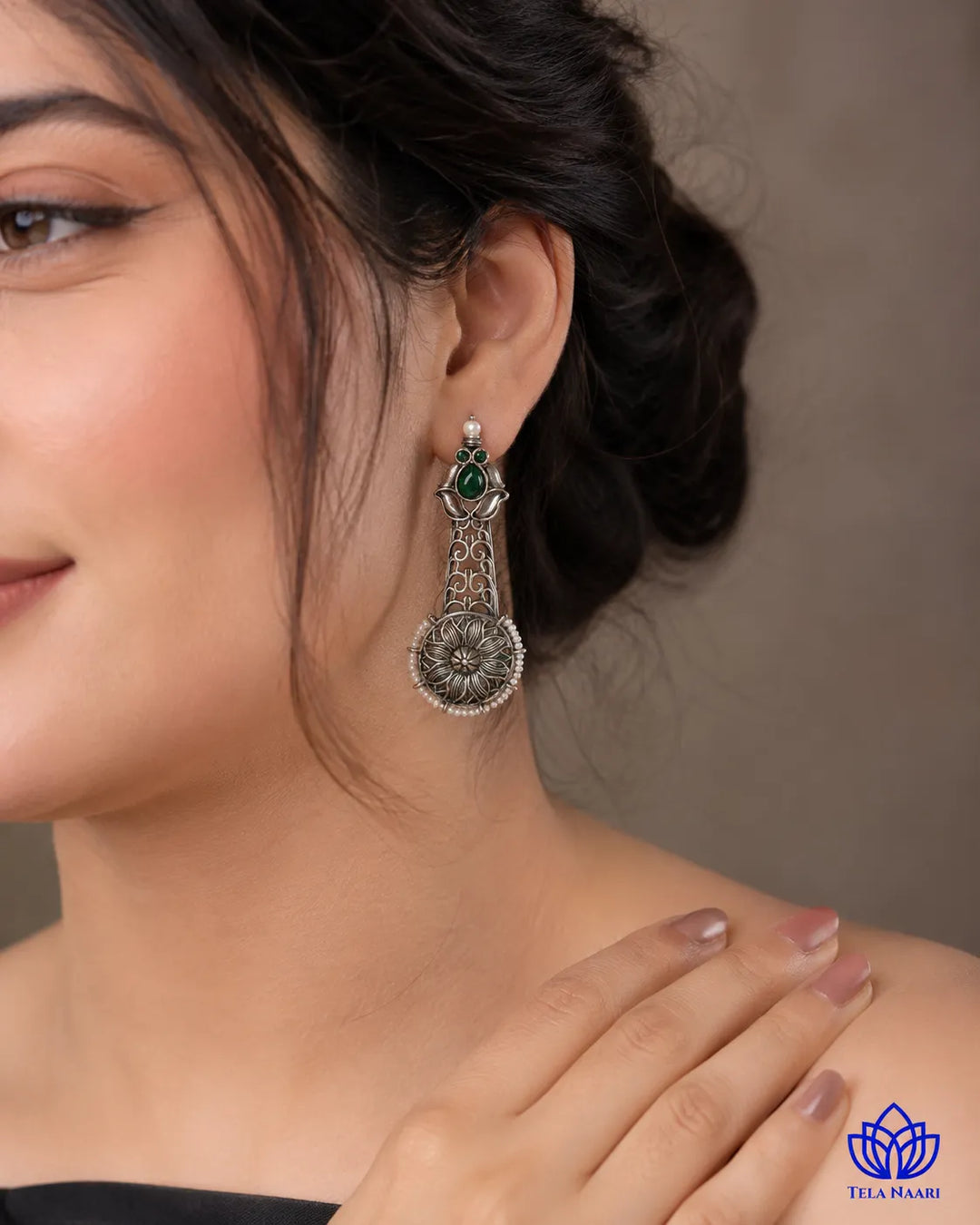 Premium craftsmanship defines the statement silhouette of this earring.