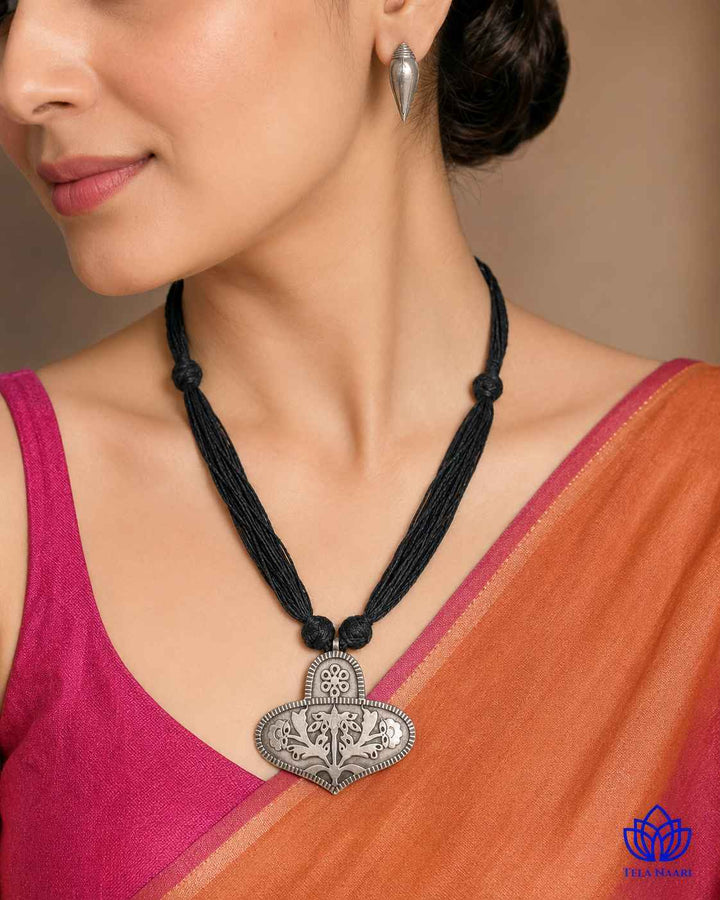 Everyday wear suits the delicate design of this set.