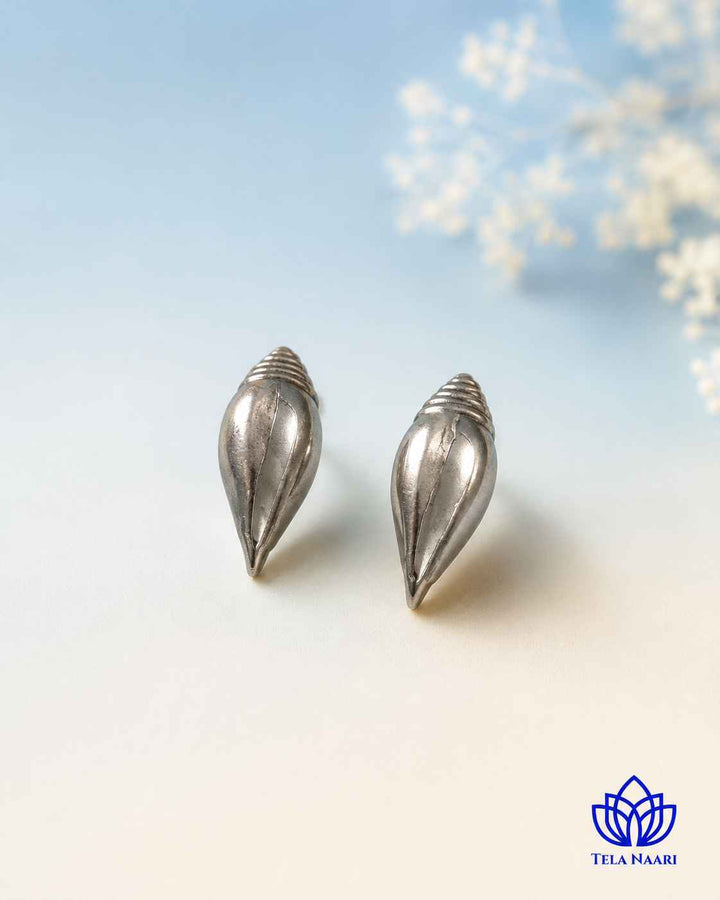 Everyday elegance defines the thread design of this set.