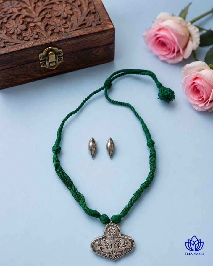 Fresh green tones define the colour palette of this set.