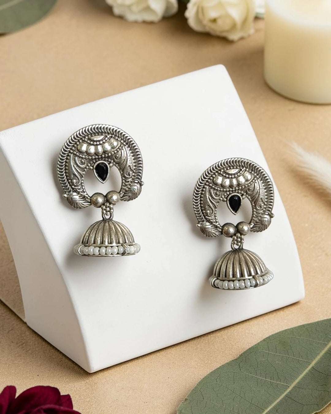 Black teardrop silhouette defines the bell-shaped drop of this jhumka.