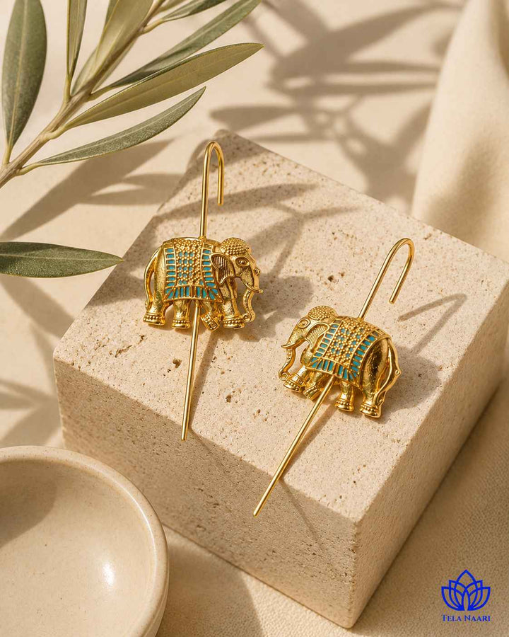 Lustrous gold-plated finish gives this earcuff a bold shine.