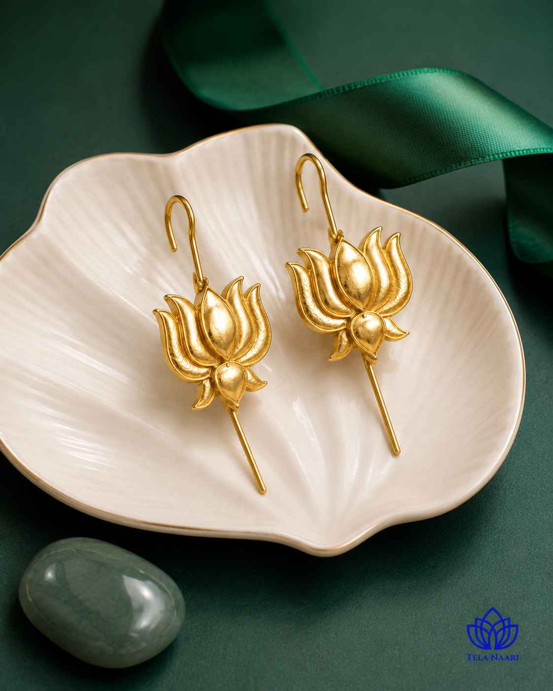 Gold-plated finish gives this earcuff a refined, polished shine.