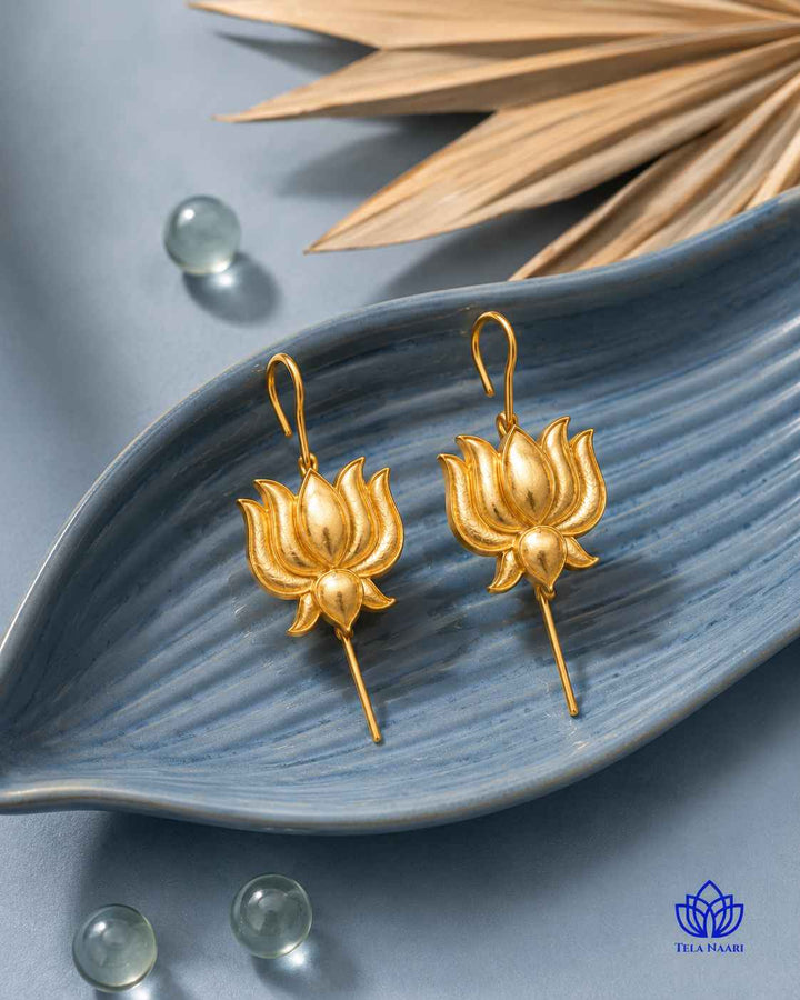 Earcuff wraps securely around the ear with a timeless silhouette.