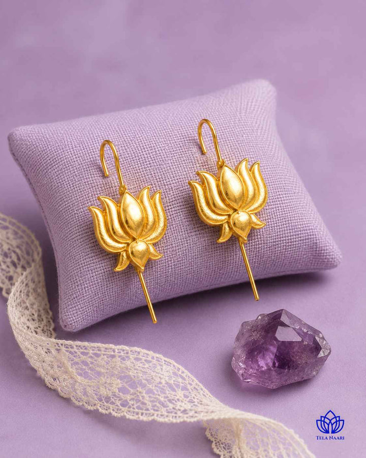 Refined detailing highlights the lotus shape of this earcuff.