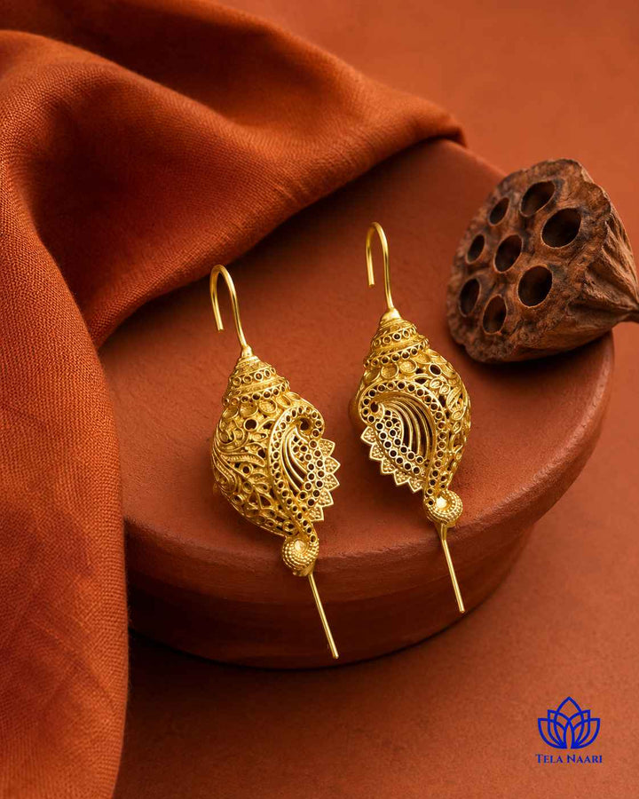 Bold paisley silhouette wraps securely around the ear in this cuff.