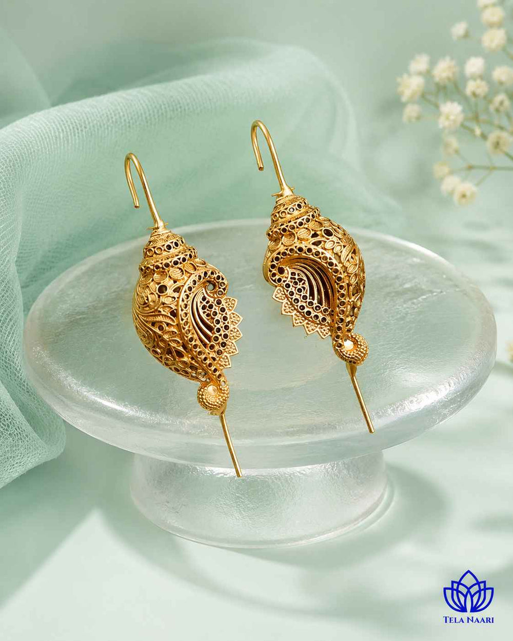 Effortless nine-gram build makes this paisley earcuff comfortable to wear.