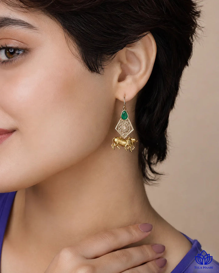 Compact motif silhouette defines the shape of this earring.