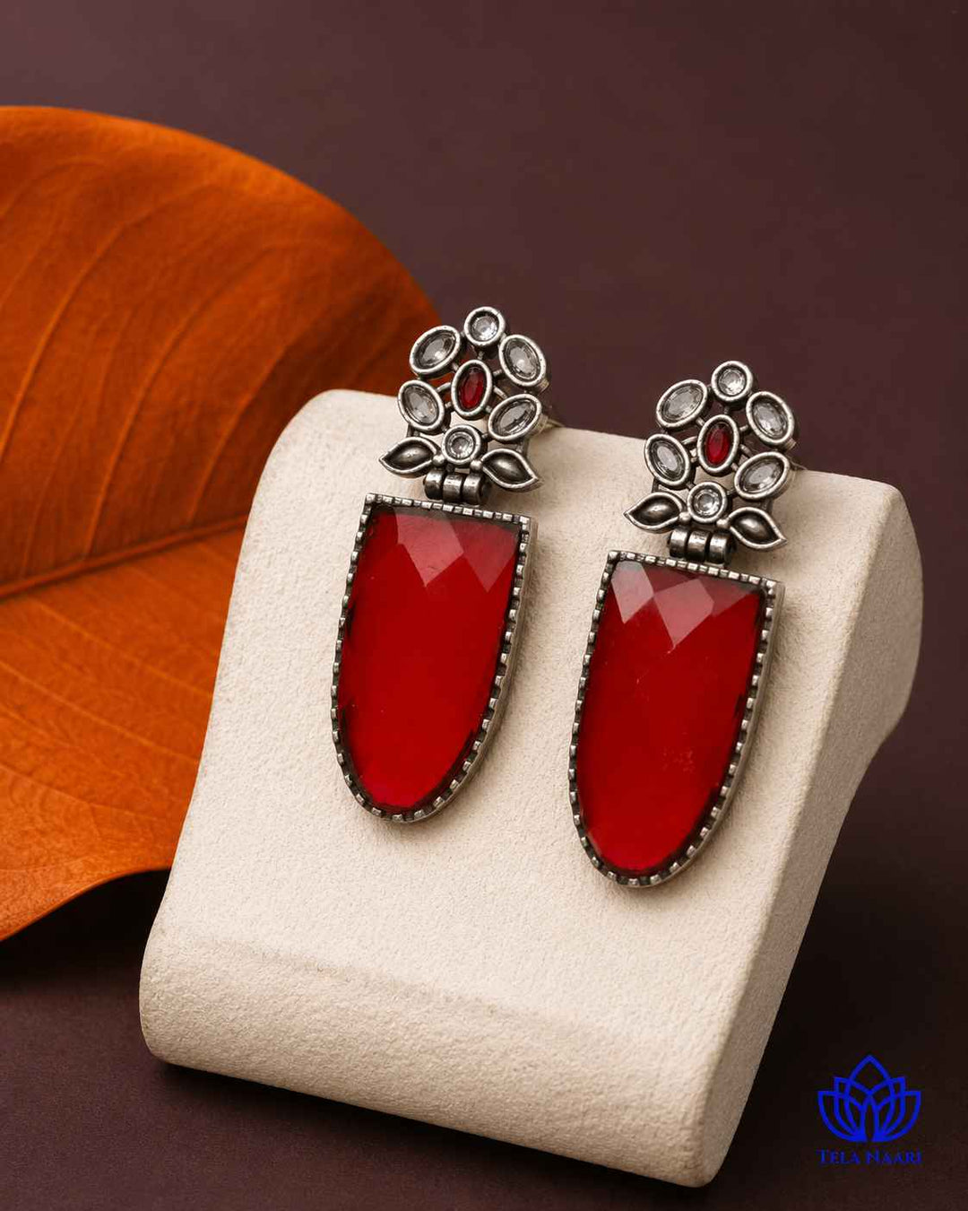 Silver-plated finish gives this earring a lustrous, polished shine.