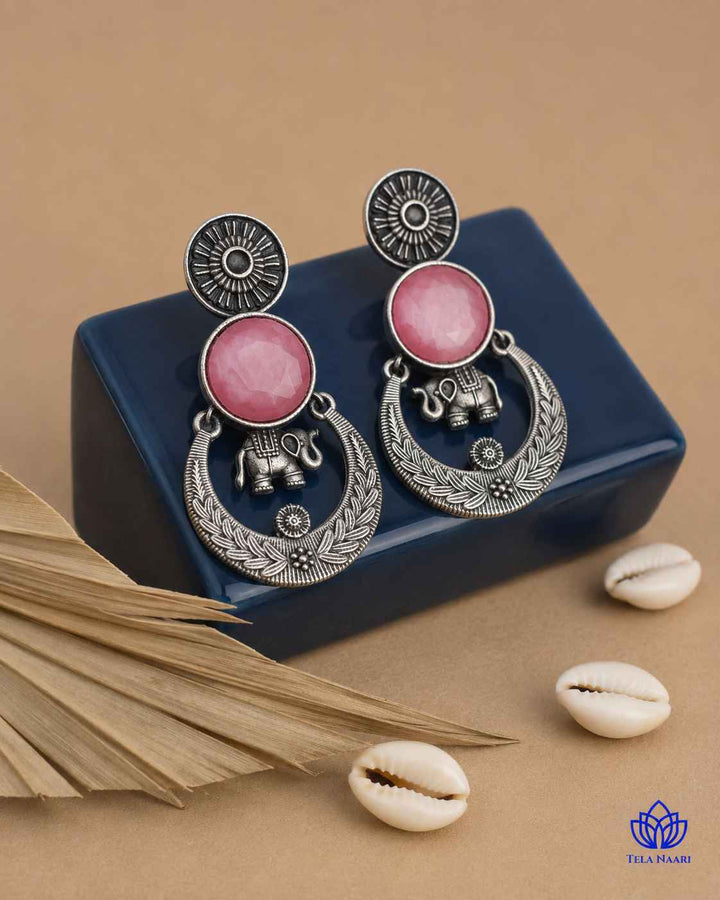 Delicate stone work highlights the design of this earring.