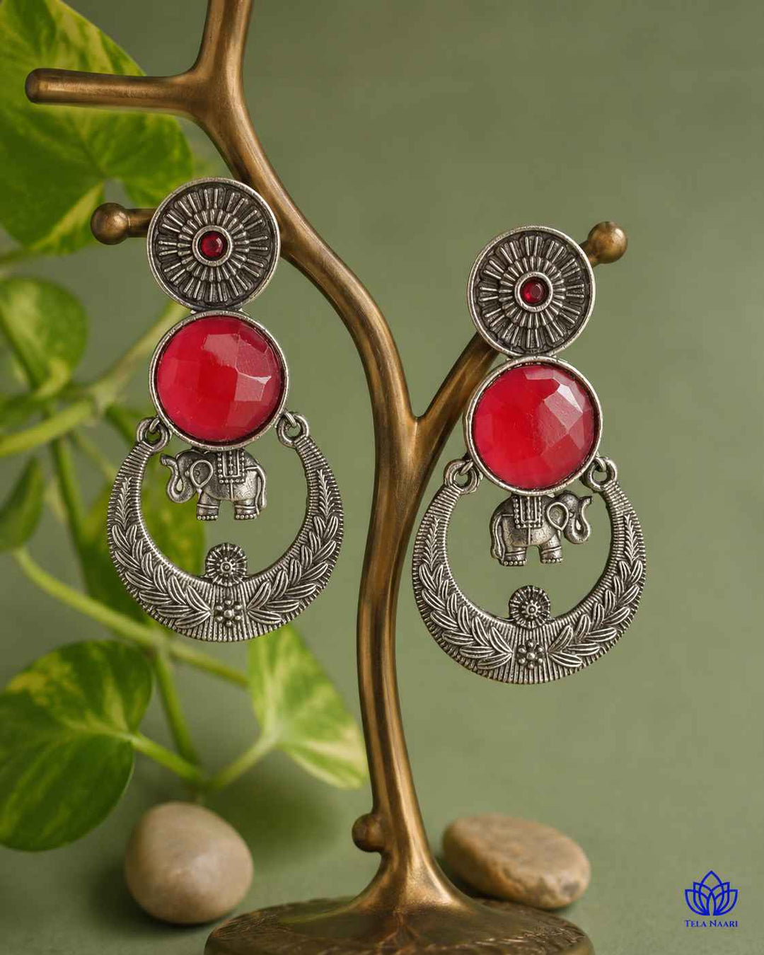 Delicate stone work highlights the design of this earring.