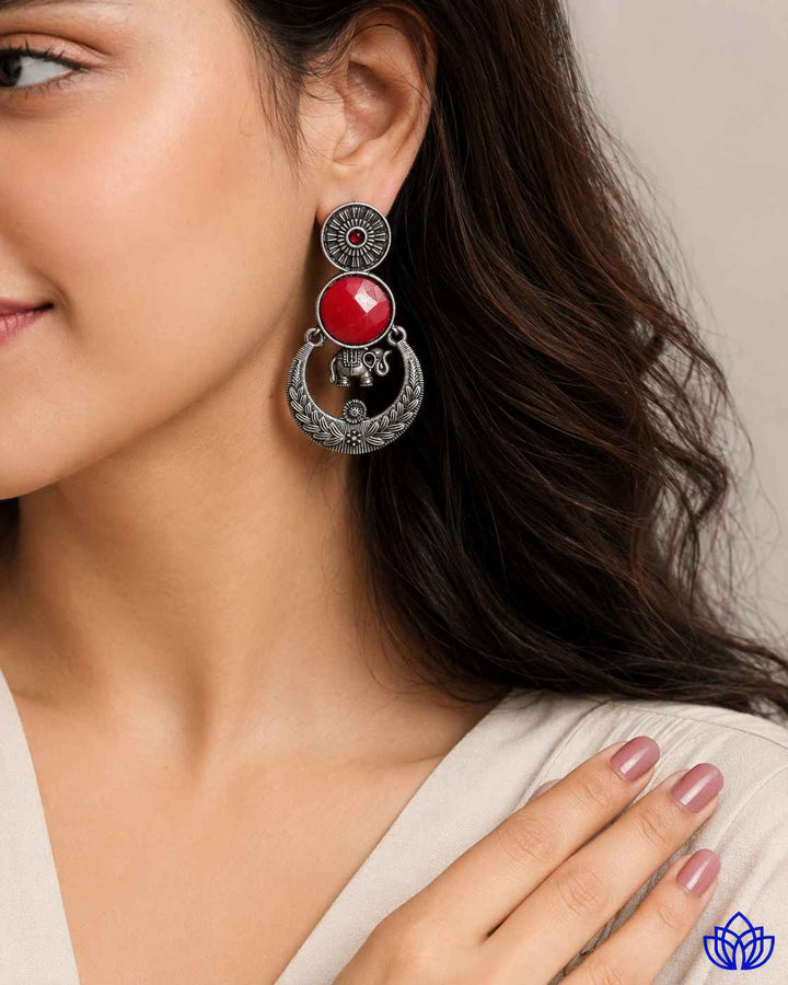 Ethnic craftsmanship shapes the stone silhouette of this earring.