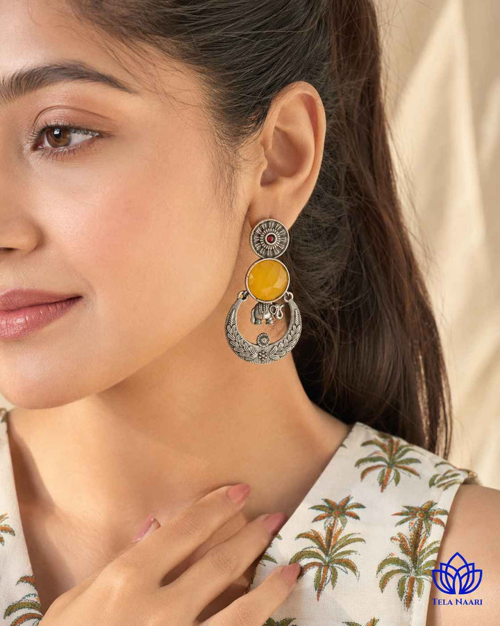 Ethnic craftsmanship shapes the stone silhouette of this earring.